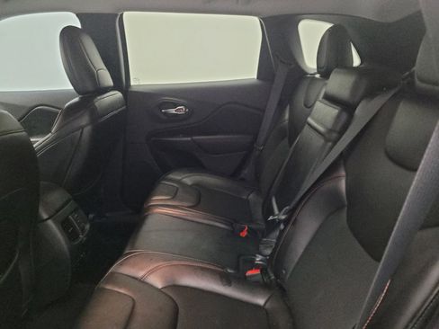 Used 2019 Jeep Cherokee Trailhawk w/ Comfort/Convenience Group AWD/4WD image 18