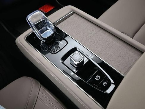 New 2026 Volvo XC90 B6 Plus w/ Protection Package Premier AWD/4WD image 17