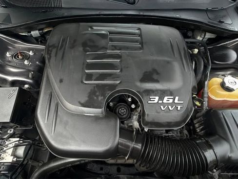 Used 2015 Chrysler 300 Limited RWD image 9