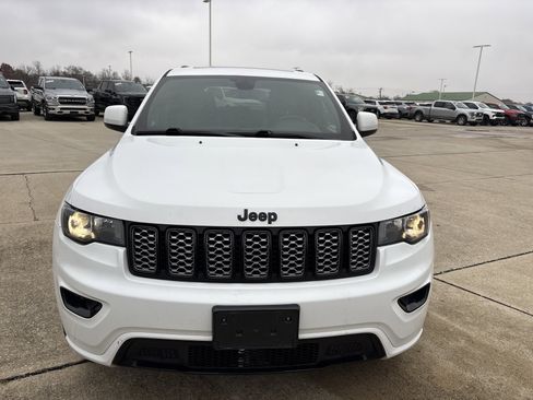 Used 2019 Jeep Grand Cherokee Altitude image 2