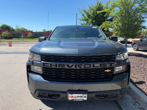 Used 2019 Chevrolet Silverado 1500 Custom w/ Custom Value Package AWD/4WD image 3