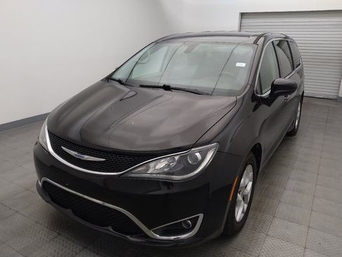 Used 2019 Chrysler Pacifica Touring Plus w/ Tire & Wheel Group FWD image 15