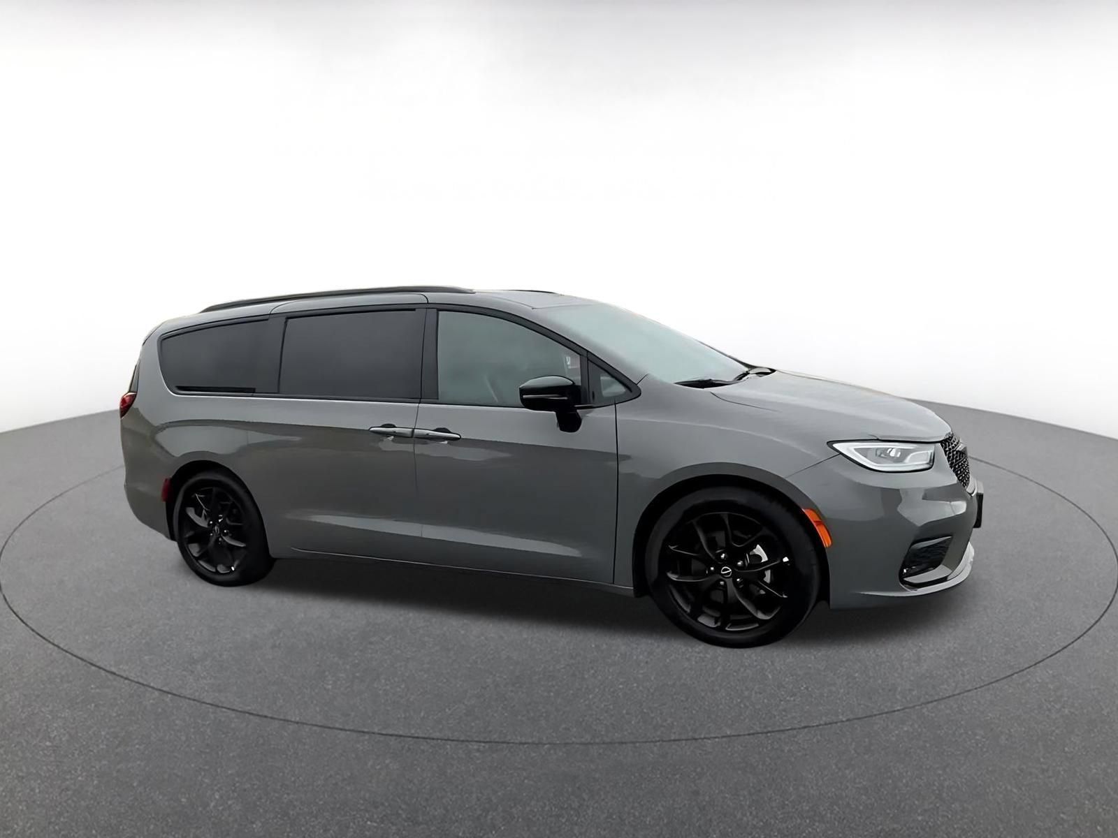 Used 2025 Chrysler Pacifica Limited FWD image 2
