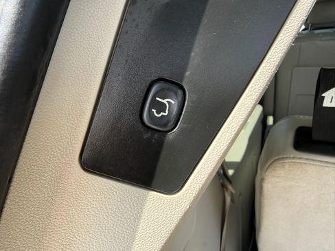 Used 2013 Chrysler Town & Country Limited w/ Luxury Group FWD image 15