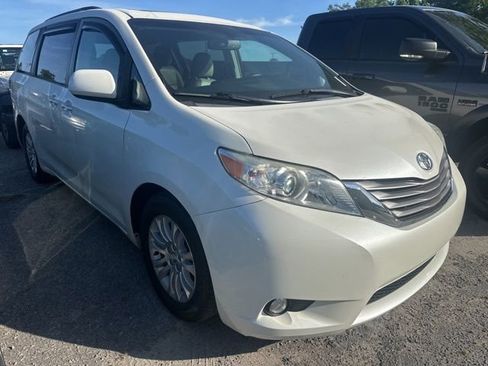 Used 2017 Toyota Sienna XLE w/ XLE Navigation Package FWD image 1
