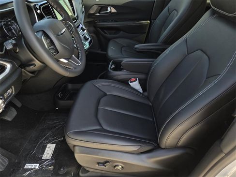 New 2026 Chrysler Pacifica Select image 16