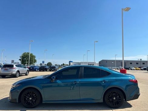 Used 2025 Toyota Camry SE w/ Convenience Package FWD image 5
