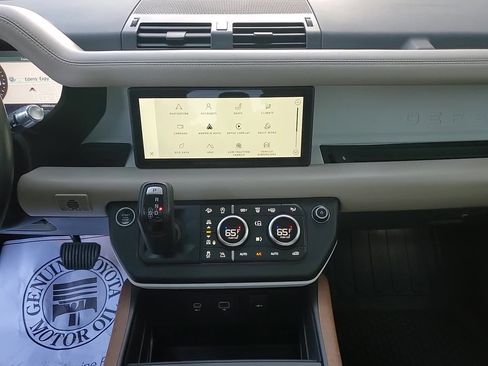 Used 2020 Land Rover Defender 110 SE image 17