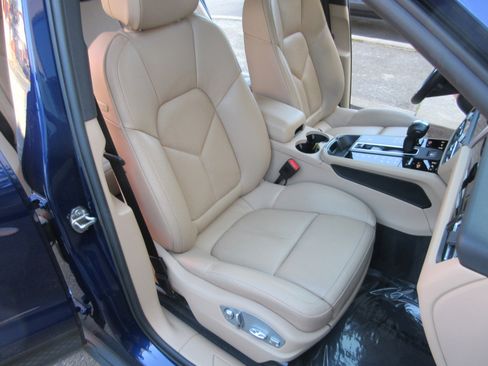 Used 2024 Porsche Macan image 23