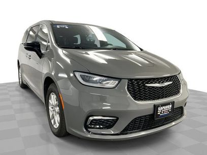 Used 2025 Chrysler Pacifica Select