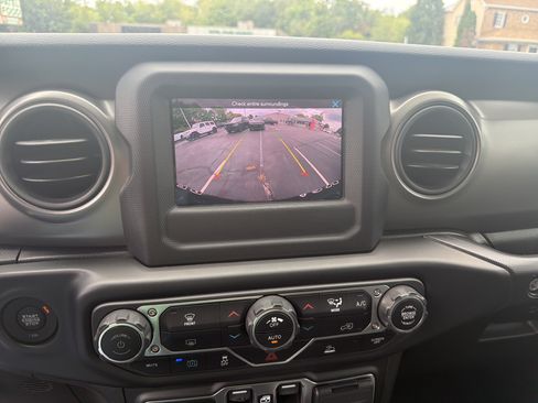 Used 2023 Jeep Wrangler Unlimited w/ Convenience Group AWD/4WD image 28