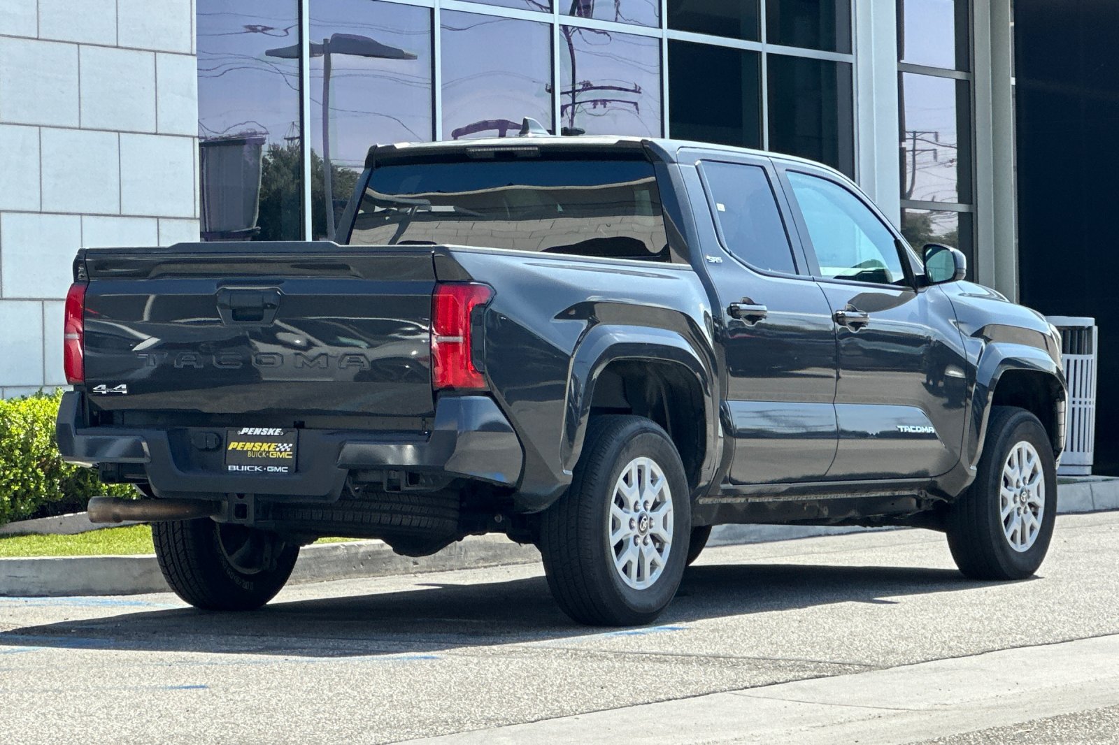 Used 2025 Toyota Tacoma SR5 AWD/4WD image 4