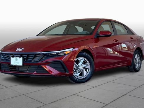 Used 2025 Hyundai Elantra SE image 1