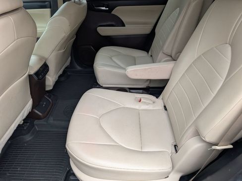 Used 2022 Toyota Highlander XLE FWD image 10