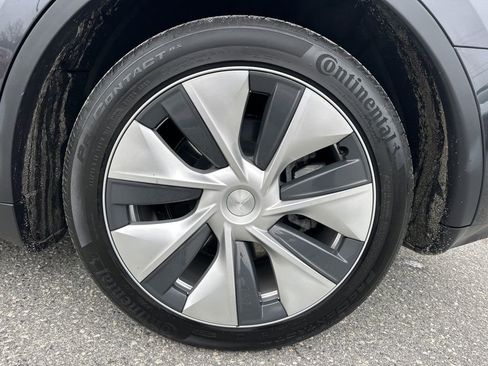 Used 2024 Tesla Model Y 2WD image 31