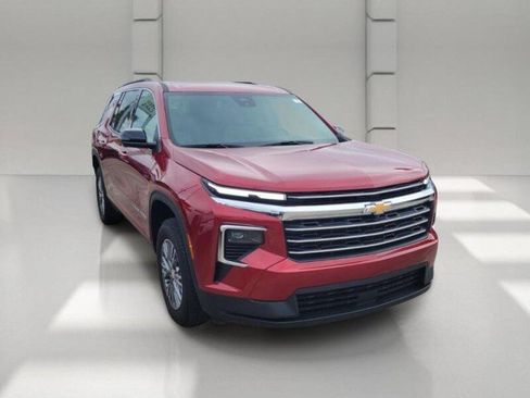 Used 2025 Chevrolet Traverse LT w/ Driver Confidence Package FWD image 3