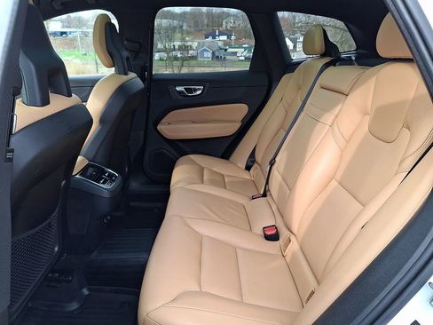 Used 2018 Volvo XC60 T5 Inscription w/ Convenience Package image 10