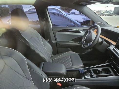 Used 2025 Volkswagen Tiguan SEL R-Line AWD/4WD image 9