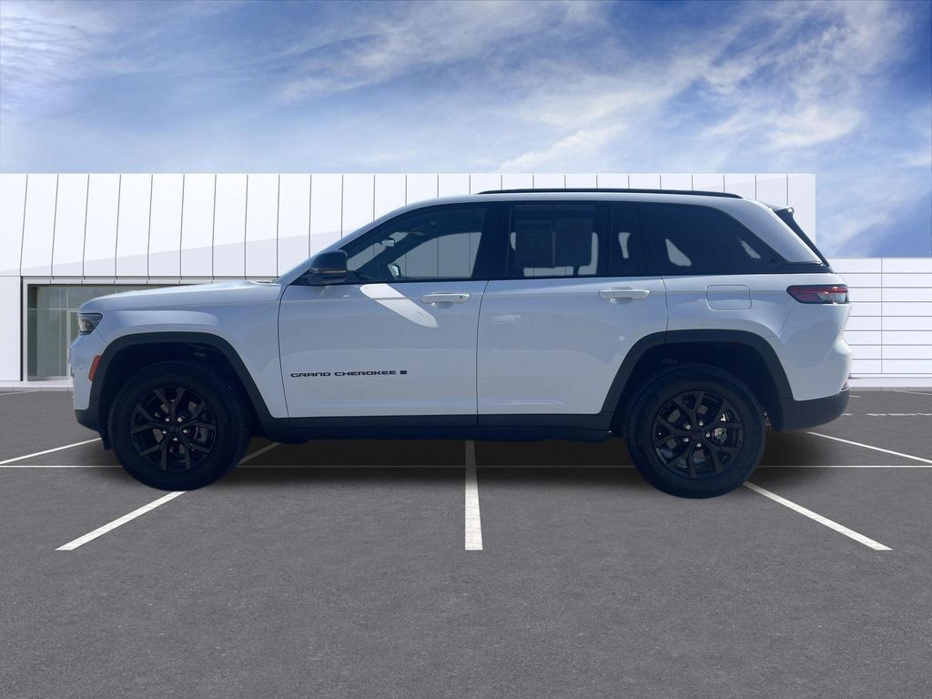 Used 2024 Jeep Grand Cherokee Altitude AWD/4WD image 5