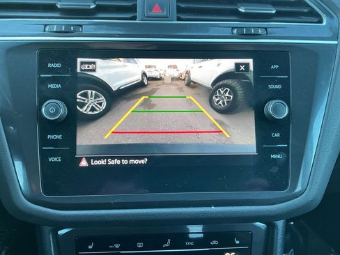 Used 2022 Volkswagen Tiguan SE w/ Panoramic Sunroof Package image 24