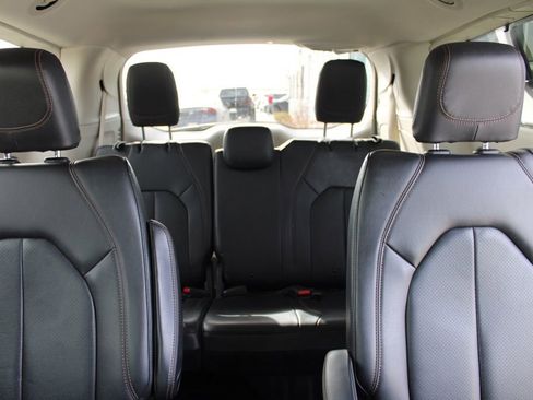 Used 2019 Chrysler Pacifica Touring-L image 31