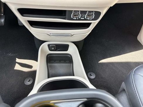 Used 2024 Chrysler Pacifica Touring-L FWD image 27