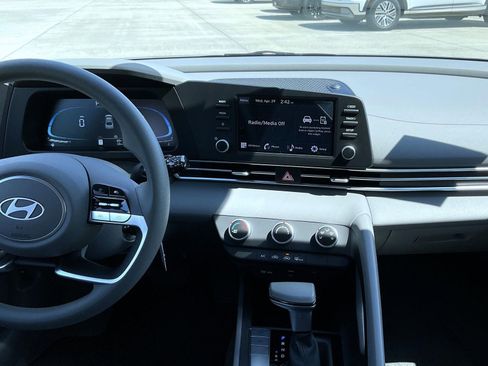 New 2026 Hyundai Elantra SE FWD image 13