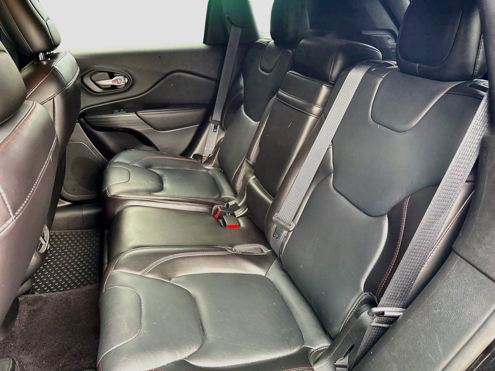 Used 2016 Jeep Cherokee Trailhawk w/ Leather Interior Group AWD/4WD image 14
