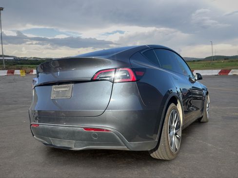 Used 2023 Tesla Model Y 2WD image 3