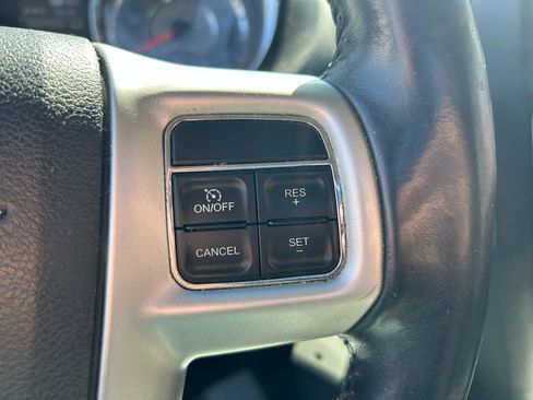 Used 2015 Chrysler Town & Country Touring image 19