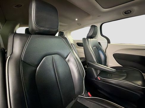 Used 2023 Chrysler Pacifica Limited image 31