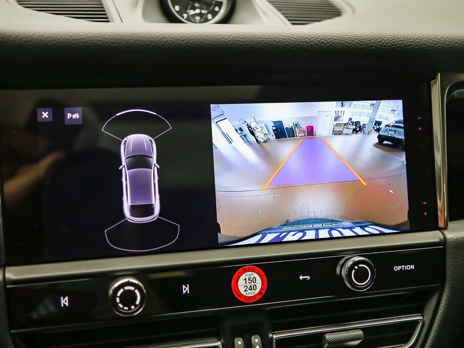 Certified 2025 Porsche Macan AWD/4WD image 29