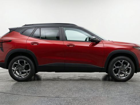 Used 2025 Chevrolet Trax LT w/ LT Convenience Package FWD image 11