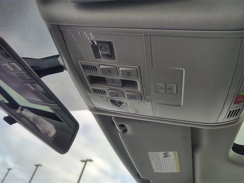 Used 2020 Volkswagen Tiguan SE w/ Panoramic Sunroof Package image 26