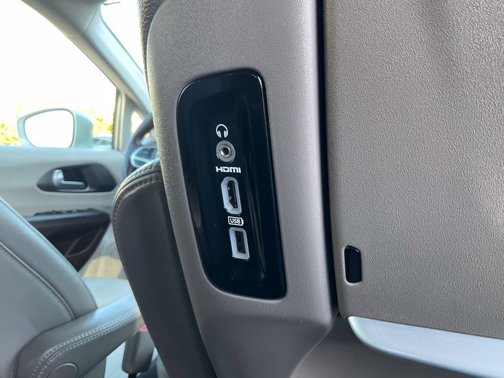Used 2017 Chrysler Pacifica Touring-L Plus FWD image 22