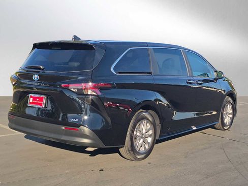 Used 2025 Toyota Sienna XLE image 3