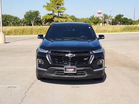 Used 2023 Chevrolet Traverse RS FWD image 2