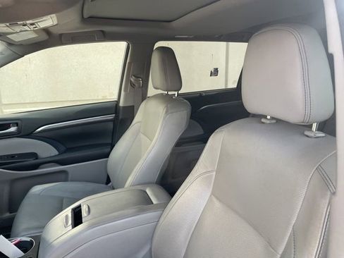 Used 2017 Toyota Highlander Limited w/ Protection Package #3 AWD/4WD image 5