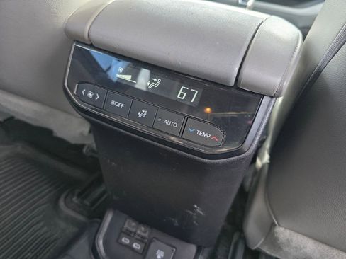 Used 2023 Toyota Highlander Limited image 12