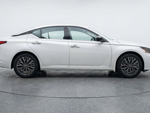 Used 2025 Nissan Altima 2.5 SV FWD image 11
