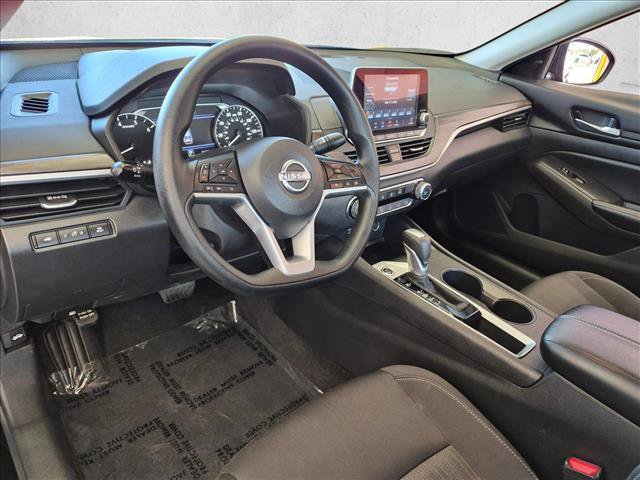 Used 2025 Nissan Altima 2.5 SV FWD image 13