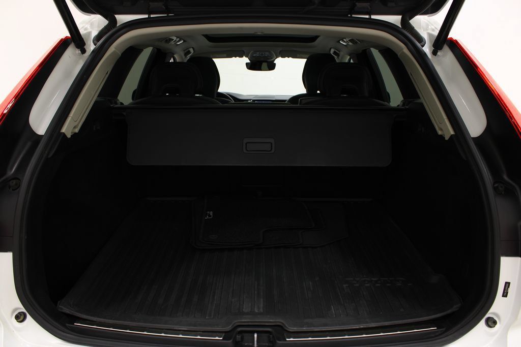 Used 2024 Volvo XC60 B5 Plus AWD/4WD image 32