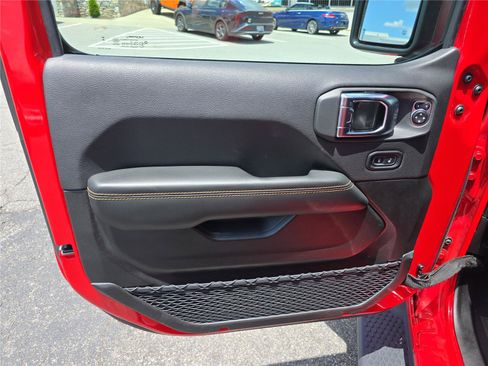 Used 2025 Jeep Wrangler Unlimited Sahara AWD/4WD image 18