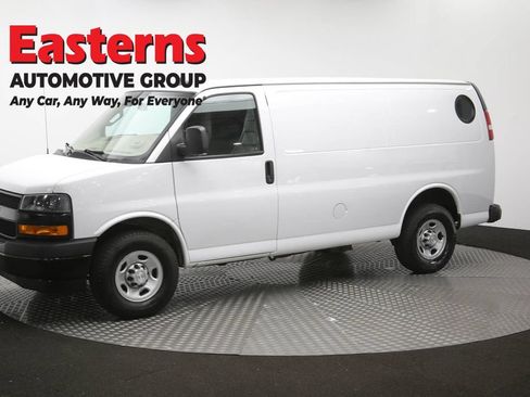 Used 2021 Chevrolet Express 3500 w/ Driver Convenience Package RWD image 53