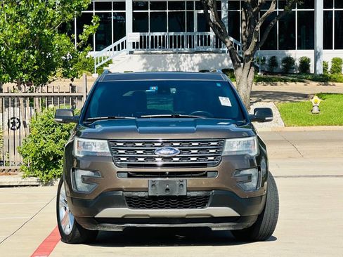 Used 2016 Ford Explorer Limited w/ Equipment Group 301A FWD image 2