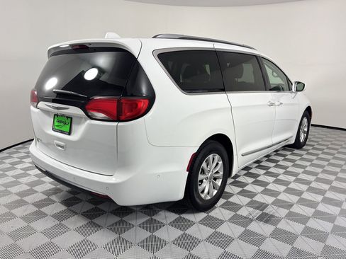 Used 2018 Chrysler Pacifica Touring-L image 9