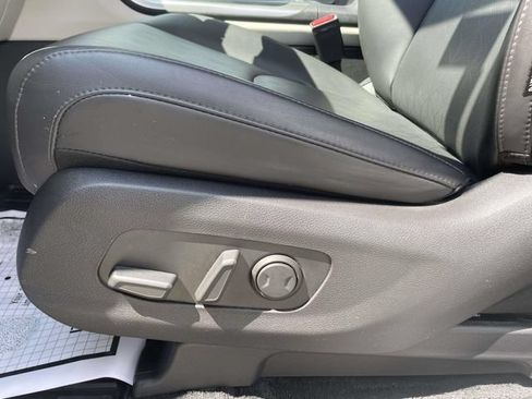 Used 2023 Kia Carnival LX FWD image 20