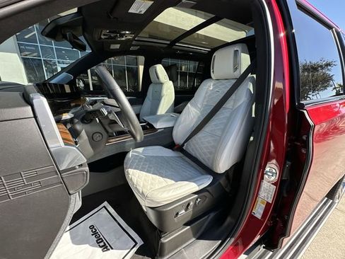 Certified 2025 Cadillac Escalade ESV Sport Platinum image 19