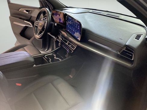 Used 2025 Chevrolet Traverse LT FWD image 34