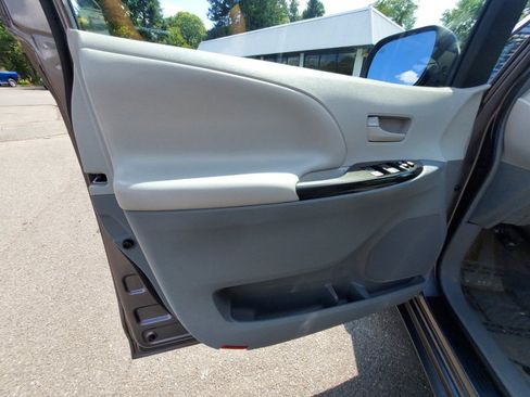 Used 2014 Toyota Sienna LE FWD image 8